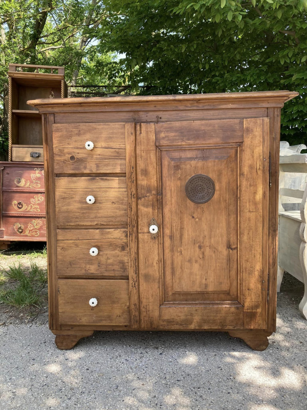 PS07 - Dobová potravinová skrinka / chlebník v zreštaurovanom stave. - Cena 480€