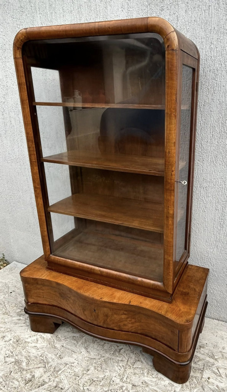 V64 - Pekná Art DECO vitrina - Cena 690€ 2