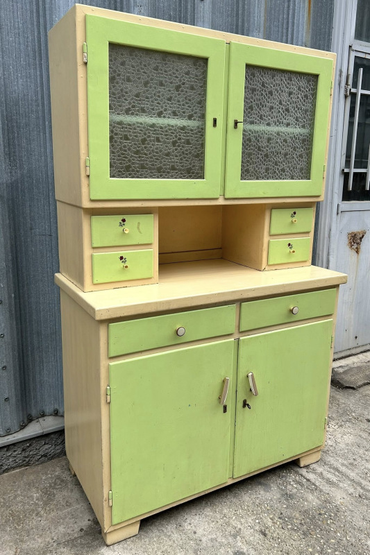 K89 - Vidiecky kredenc v dobrom pôvodnom stave. Cena 190€ 2