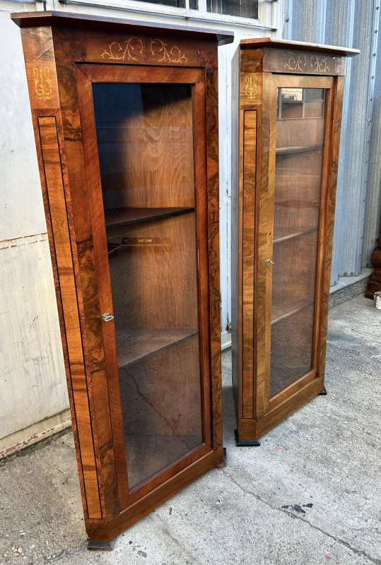 Rohové vitríny/knižnice Biedermeier. 2 kusy. Cena 400 € / ks 1