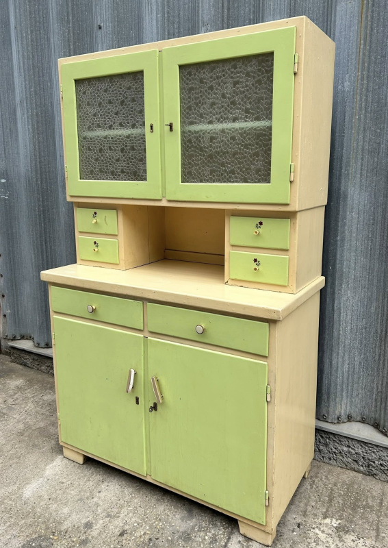 K89 - Vidiecky kredenc v dobrom pôvodnom stave. Cena 190€ 1