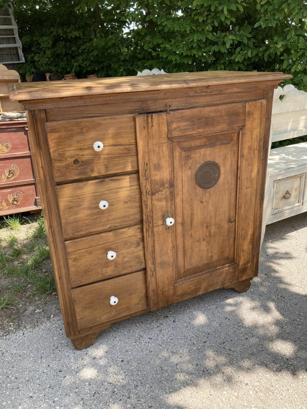 PS07 - Dobová potravinová skrinka / chlebník v zreštaurovanom stave. - Cena 480€ 2