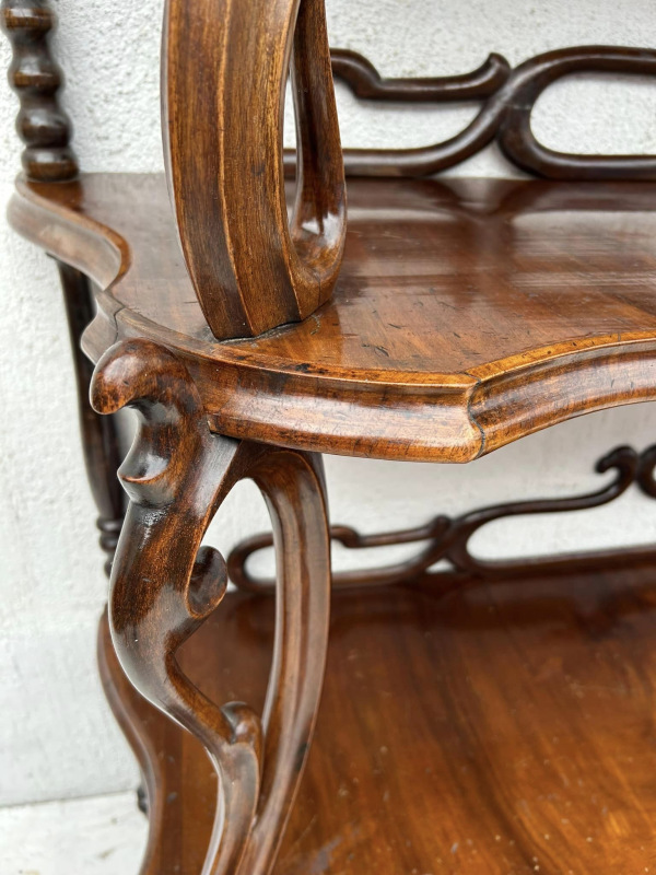 Rokokový etažer (polica) s tradičnou polytúrou - Cena 400 € 2