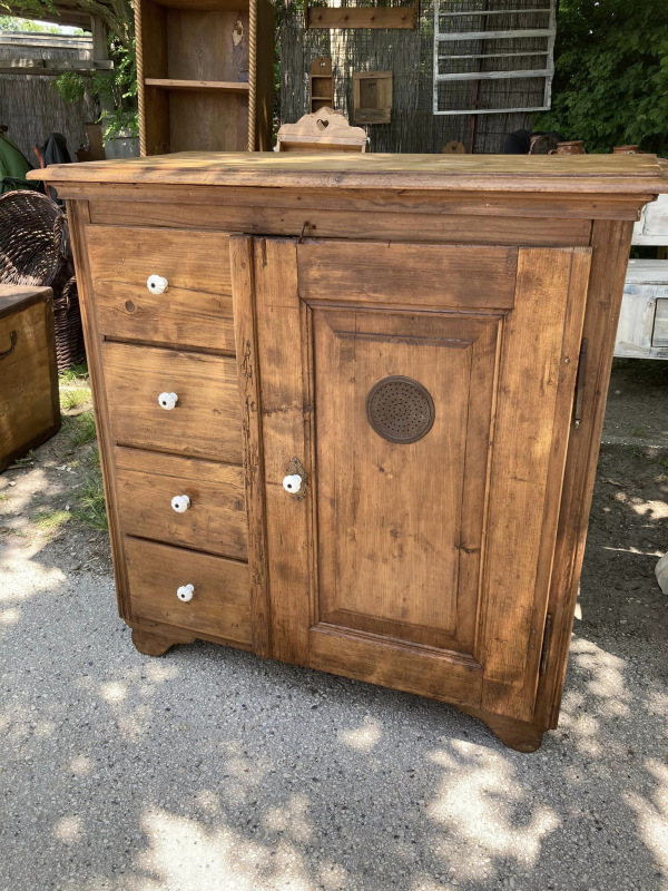 PS07 - Dobová potravinová skrinka / chlebník v zreštaurovanom stave. - Cena 480€ 1