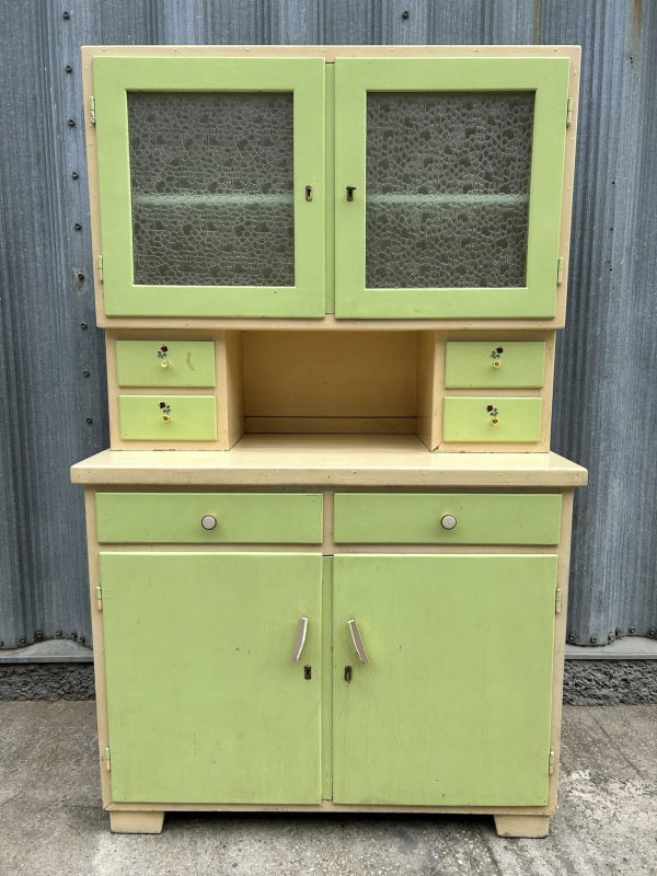 K89 - Vidiecky kredenc v dobrom pôvodnom stave. Cena 190€