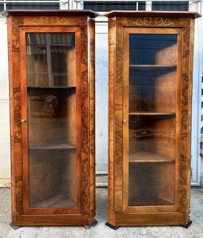 Rohové vitríny/knižnice Biedermeier. 2 kusy. Cena 400 € / ks