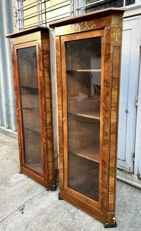 Rohové vitríny/knižnice Biedermeier. 2 kusy. Cena 400 € / ks 2