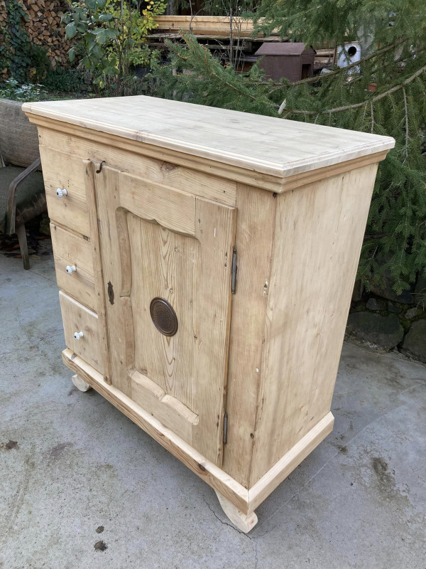 PS16 - Dobová potravinová skrinka / chlebník v zreštaurovanom stave. - Cena 480€ 1