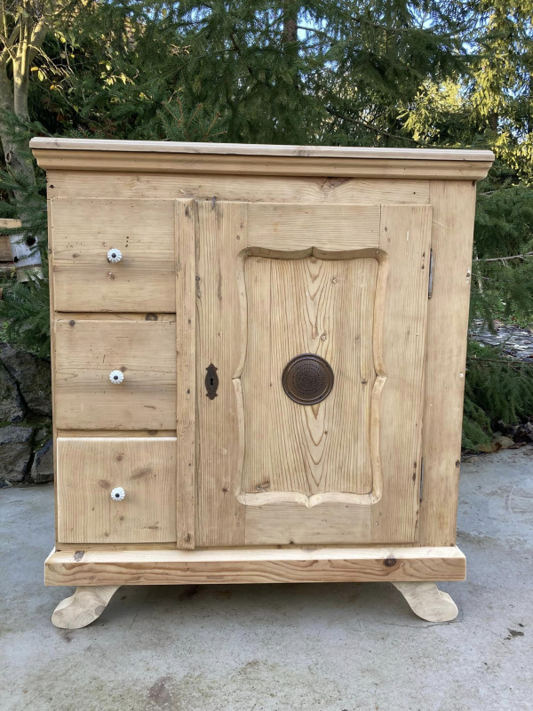 PS16 - Dobová potravinová skrinka / chlebník v zreštaurovanom stave. - Cena 480€