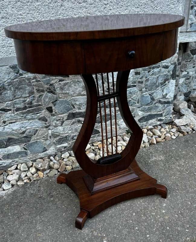Stolík Biedermeier s lýrou, po renovácii - Cena 490 €