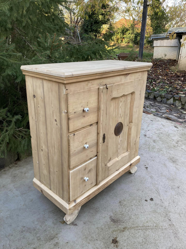 PS16 - Dobová potravinová skrinka / chlebník v zreštaurovanom stave. - Cena 480€ 2