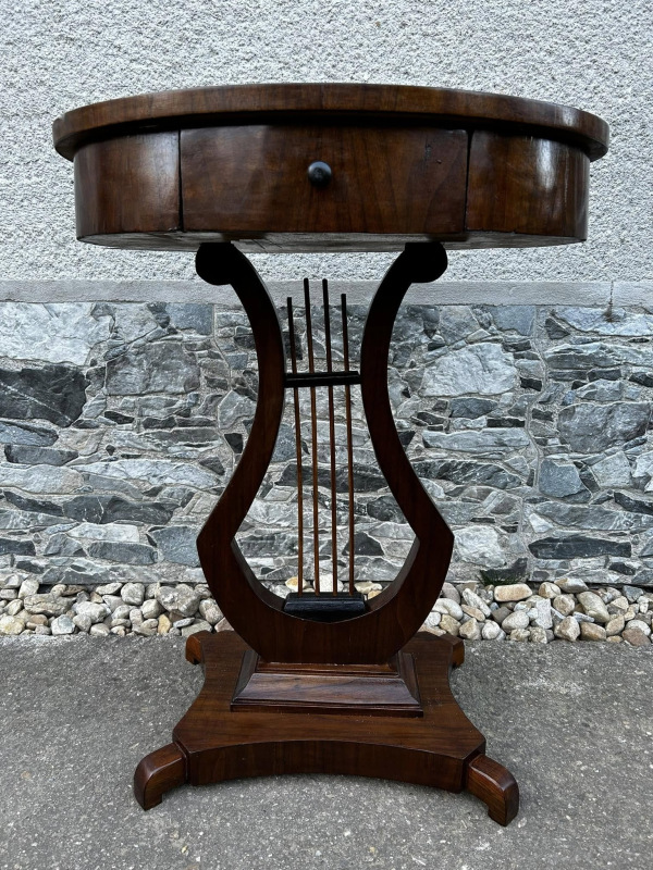 Stolík Biedermeier s lýrou, po renovácii - Cena 490 € 1