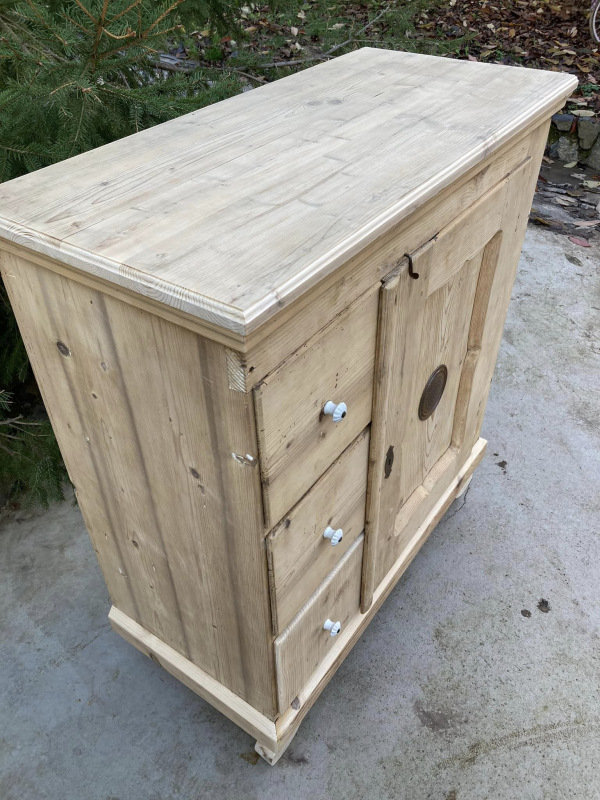 PS16 - Dobová potravinová skrinka / chlebník v zreštaurovanom stave. - Cena 480€ 3