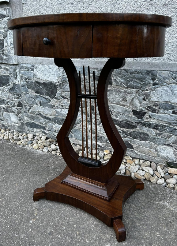 Stolík Biedermeier s lýrou, po renovácii - Cena 490 € 2