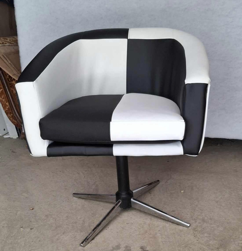 Otočné retro kreslá komplet zrenovované - Cena 250 € / kus