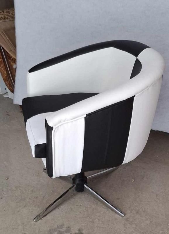 Otočné retro kreslá komplet zrenovované - Cena 250 € / kus 2