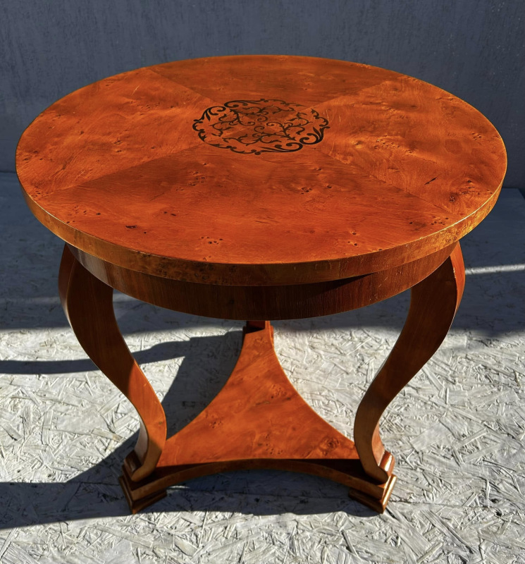 Stolík s dýhou v topolovej korenici a intarziou - Cena 390 €