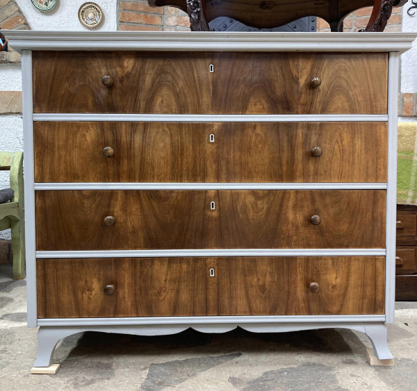 KOM07 - Vintage komoda v sivej farbe v zreštaurovanom stave. Cena 250€.