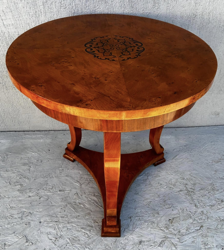 Stolík s dýhou v topolovej korenici a intarziou - Cena 390 € 5