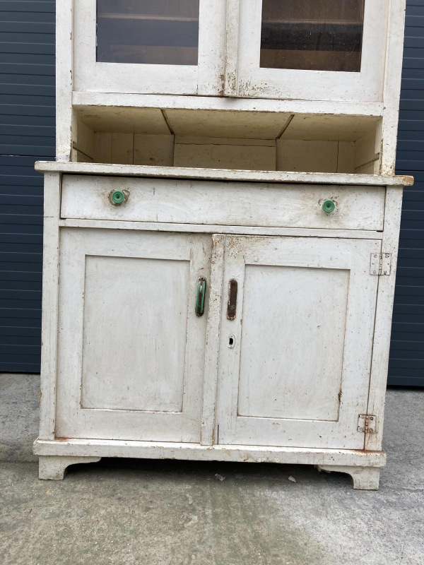 K38 -Vidiecky kredenc/príborník v pôvodnom stave, pred renováciou. Cena 220€ 2