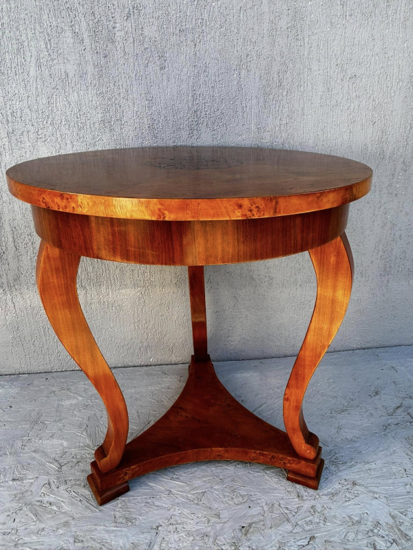 Stolík s dýhou v topolovej korenici a intarziou - Cena 390 € 1