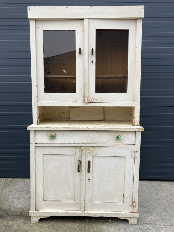 K38 -Vidiecky kredenc/príborník v pôvodnom stave, pred renováciou. Cena 220€