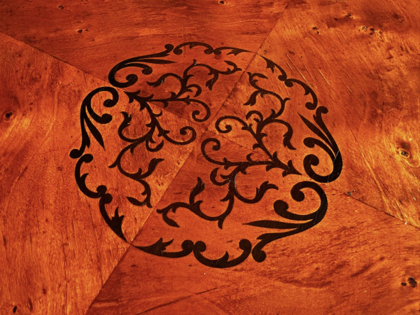 Stolík s dýhou v topolovej korenici a intarziou - Cena 390 € 4