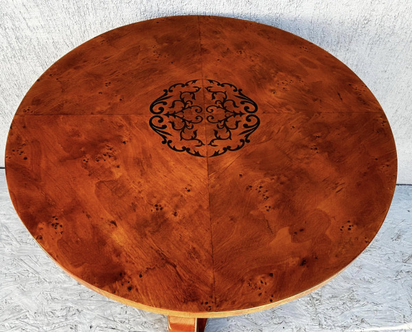 Stolík s dýhou v topolovej korenici a intarziou - Cena 390 € 3