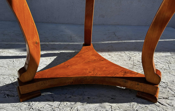 Stolík s dýhou v topolovej korenici a intarziou - Cena 390 € 2