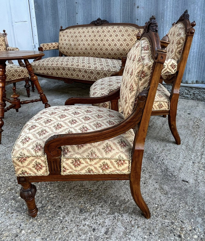 Sedenie Altdeutsch - Sofa s dvomi veľkými a dvomi malými kreslami a stolíkom - Cena 980 € 3