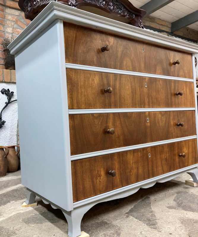 KOM07 - Vintage komoda v sivej farbe v zreštaurovanom stave. Cena 250€. 2