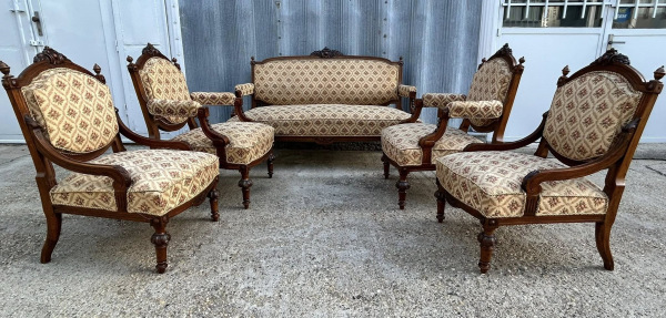 Sedenie Altdeutsch - Sofa s dvomi veľkými a dvomi malými kreslami a stolíkom - Cena 980 €