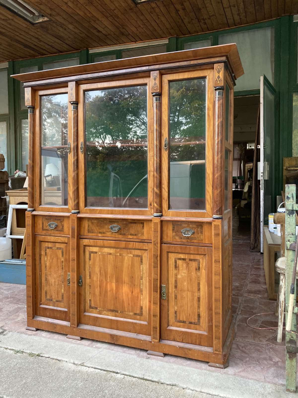 Pekná, bohate intarzovaná Biedermeier vitrína / knihovňa - Cena 1.200 € 2