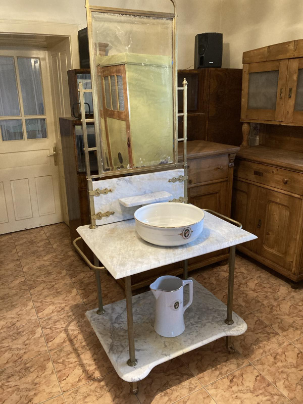 UM07 -Secesný umývací / toaletný stolík - cena 450€