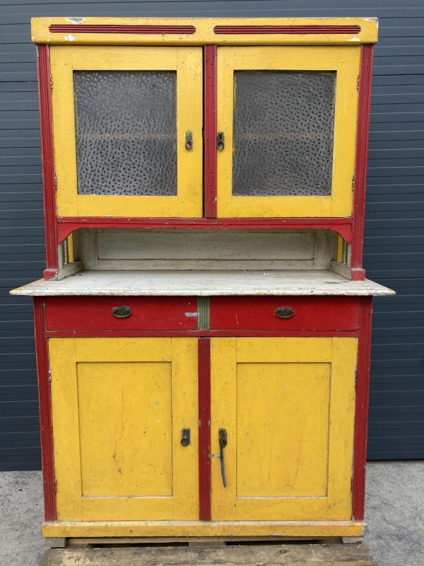 K28 - Farebný kredenc pred renováciou. - Cena 220€