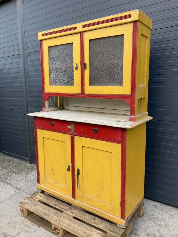 K28 - Farebný kredenc pred renováciou. - Cena 220€ 2