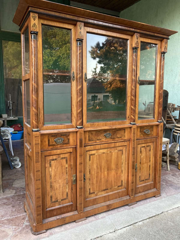 Pekná, bohate intarzovaná Biedermeier vitrína / knihovňa - Cena 1.200 € 1