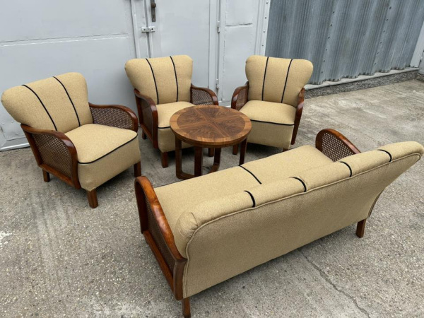 F217 - Sedacia súprava s tromi kreslami - Cena za komplet 2.400 € 3