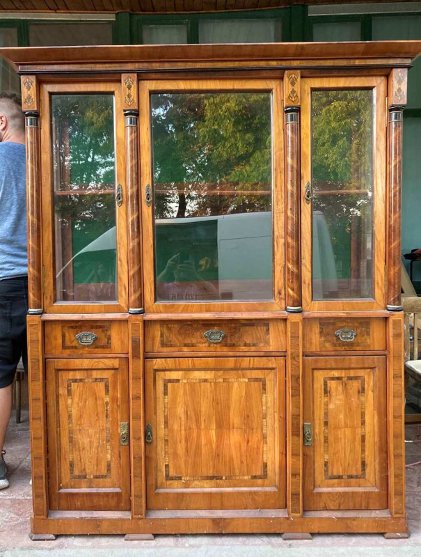 Pekná, bohate intarzovaná Biedermeier vitrína / knihovňa - Cena 1.200 €