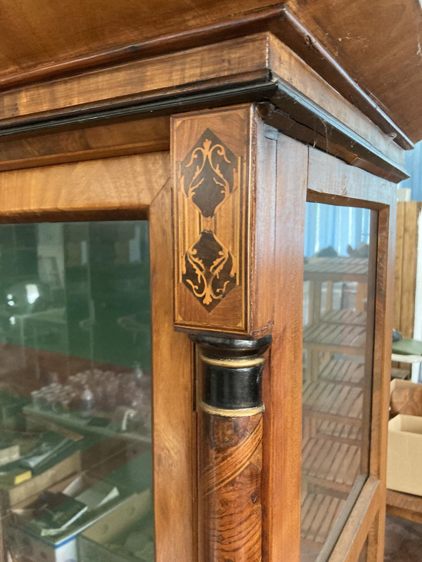 Pekná, bohate intarzovaná Biedermeier vitrína / knihovňa - Cena 1.200 € 3