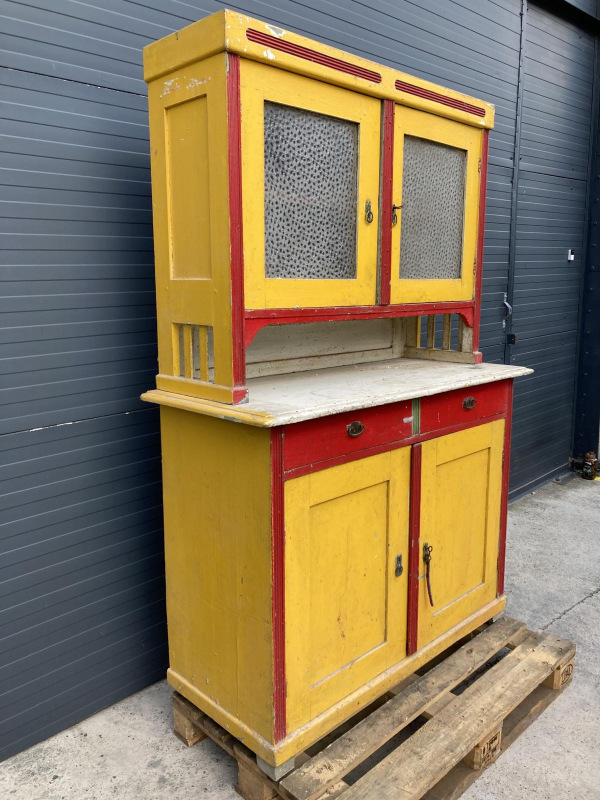 K28 - Farebný kredenc pred renováciou. - Cena 220€ 1