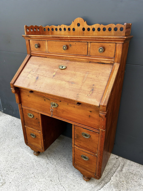 Písací kabinet z mákkého dreva v kombinácii s čerešňový drevom - cena na vyžiadanie. 3