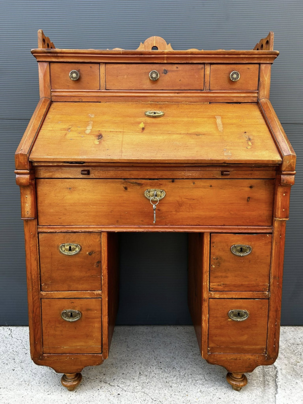 Písací kabinet z mákkého dreva v kombinácii s čerešňový drevom - cena na vyžiadanie.