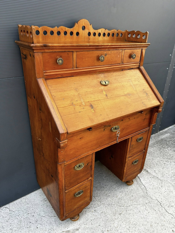 Písací kabinet z mákkého dreva v kombinácii s čerešňový drevom - cena na vyžiadanie. 2