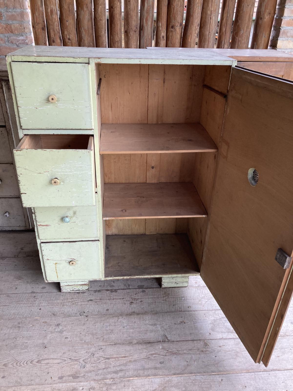 PS05 - Chlebník / potravinová skrinka v pôvodnom stave so 4 šuflíkmi. - Cena 420€ 3