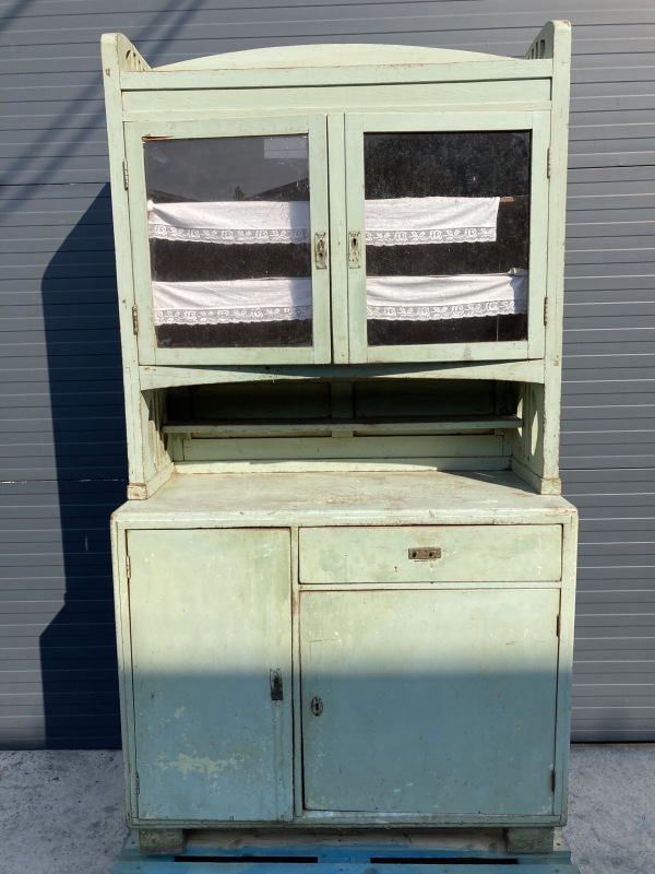 K29 - Tyrkysový kredenc pred renováciou. - Cena 220€ 1