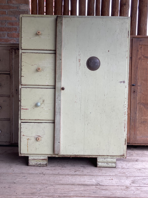 PS05 - Chlebník / potravinová skrinka v pôvodnom stave so 4 šuflíkmi. - Cena 420€