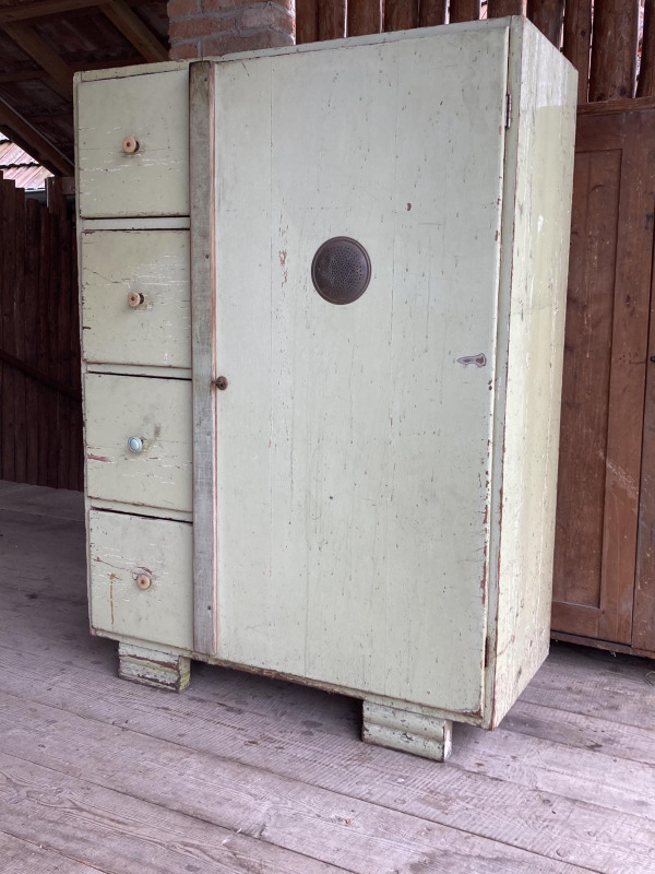 PS05 - Chlebník / potravinová skrinka v pôvodnom stave so 4 šuflíkmi. - Cena 420€ 2