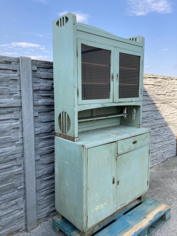 K29 - Tyrkysový kredenc pred renováciou. - Cena 220€ 2