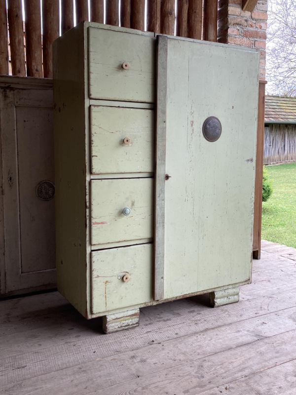 PS05 - Chlebník / potravinová skrinka v pôvodnom stave so 4 šuflíkmi. - Cena 420€ 1